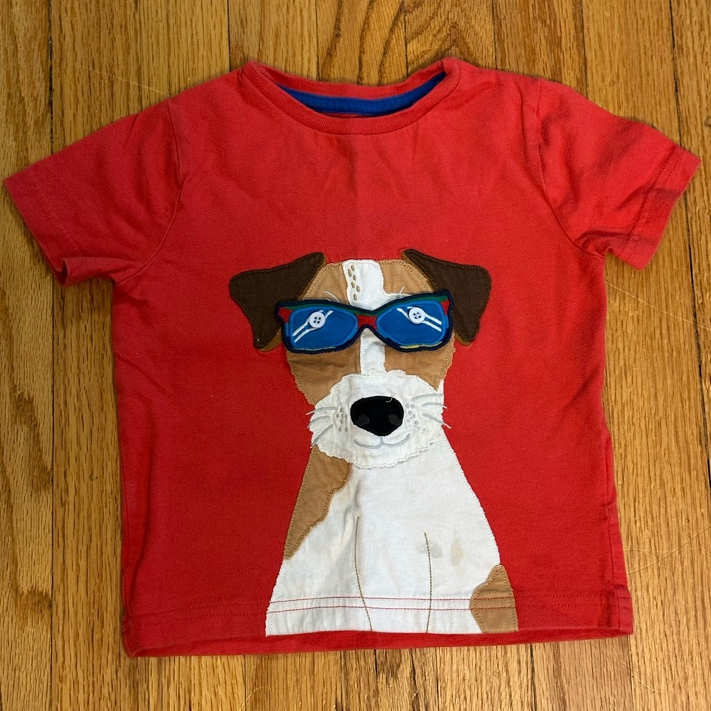 Mini Boden red tee with appliqué dog and interchangeable sunglasses. Size 2-3Y.